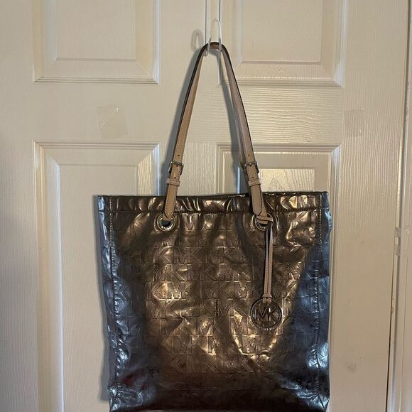 Michael Kors MK Mirror Metallic silver Bronze logo large tote tan leather straps - Picture 5 of 16